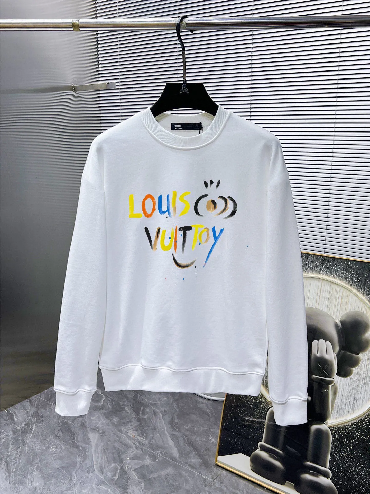 🅿️220 brand [LV Louis Vuitton] (good news for fat people) 2025ss autumn latest long-sleeved round-neck sweatshirt, on sale simultaneously on the official website. Refreshing and breathable. Made of top Tencel Roman. Comfortable and soft. 3D three-dimensional clarity. Super fashion sense. Great for gifting and keeping for yourself. Size: M-5XL (can wear up to 220 pounds)
